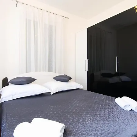 Apartments With A Parking Space Split - 7569 *