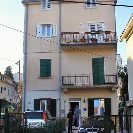 Apartments With A Parking Space Split - 7569 Apartment Split