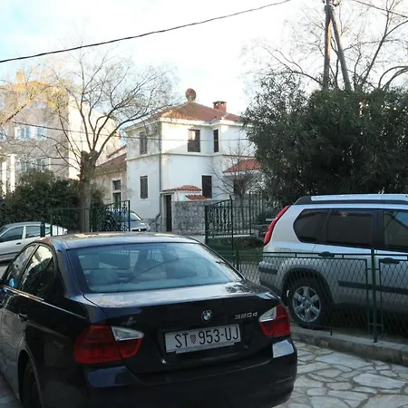 With A Parking Space - 7569 * Split